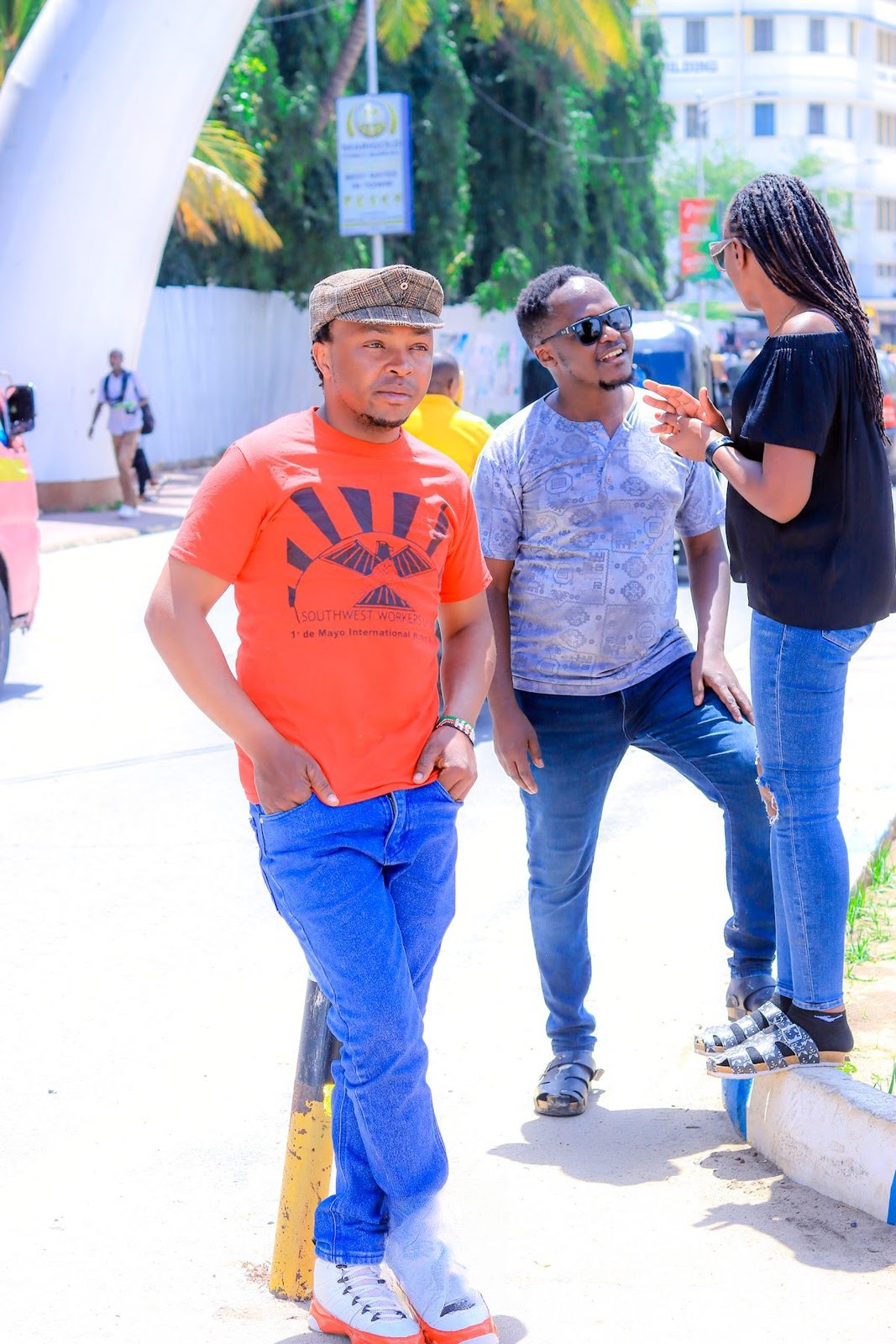 Friends hanging out on the Mombasa city tour